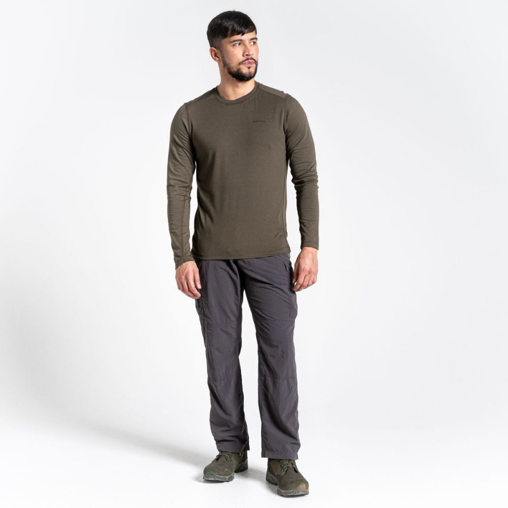 Model wearing black pepper-colored Men's NosiLife Cargo II Trousers.