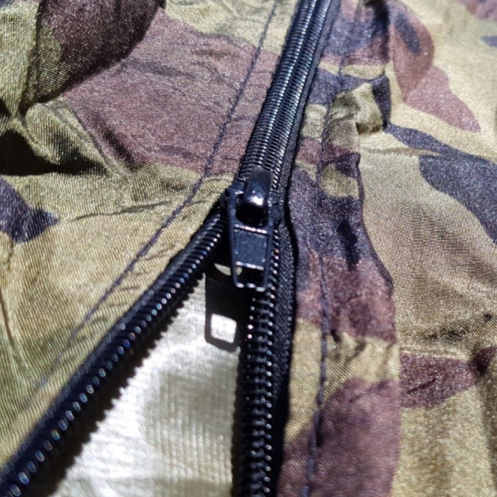 Close-up of zipper on the camouflage hammock.