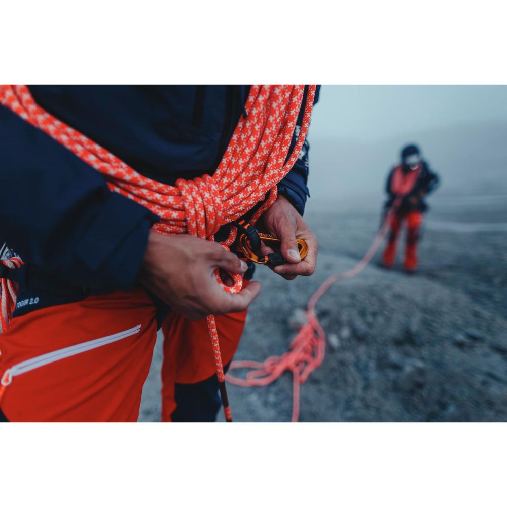 Close-up of Kalook 9.5 Crag Classic Climbing Rope - durable climbing rope in rugged outdoor terrain